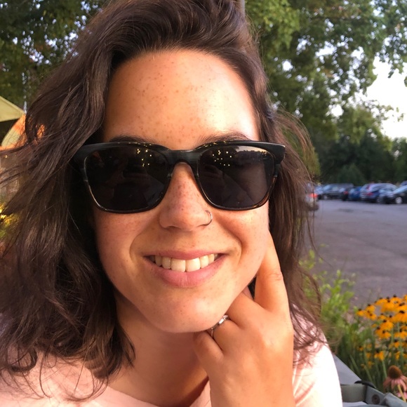 Meet your Posher, Stephanie - Picture 1 of 1